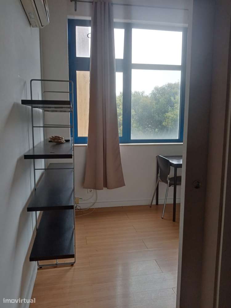 Aluga-se T1 na Praça da República - Grande imagem: 2/17