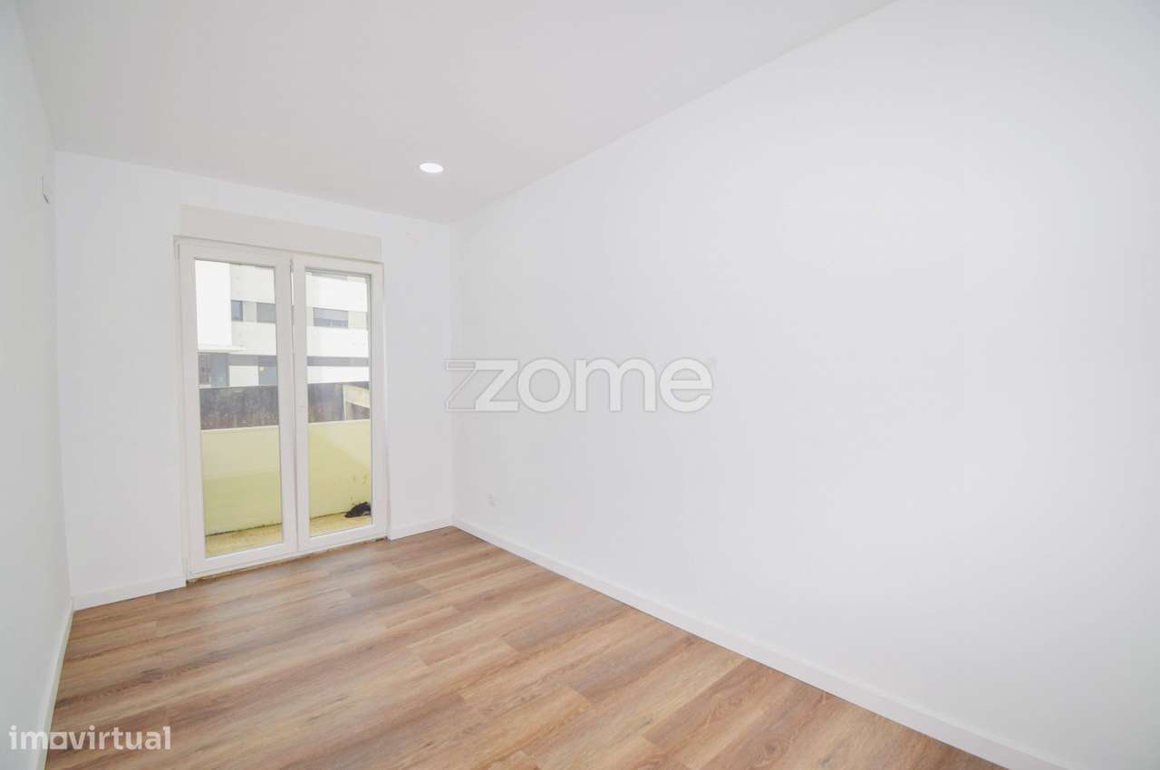 Apartamento T2 Totalmente Renovado em Paio Pires | Seixal-9