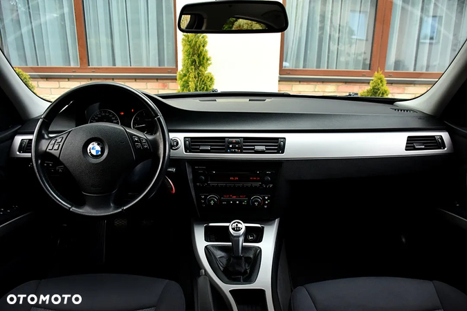 BMW Seria 3 318i - 5