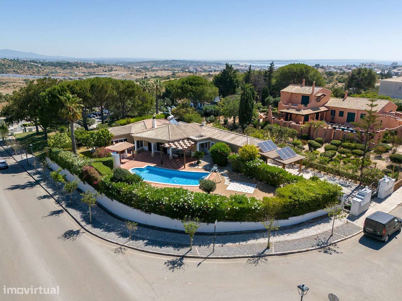 MORADIA V4 COM PISCINA PARA VENDA NO BOAVISTA GOLF - Grande imagem: 3/40