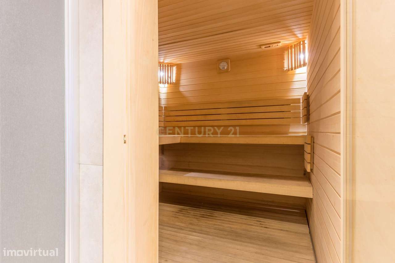 T4 em Condomínio Fechado com Vista Rio - Alcochete-17