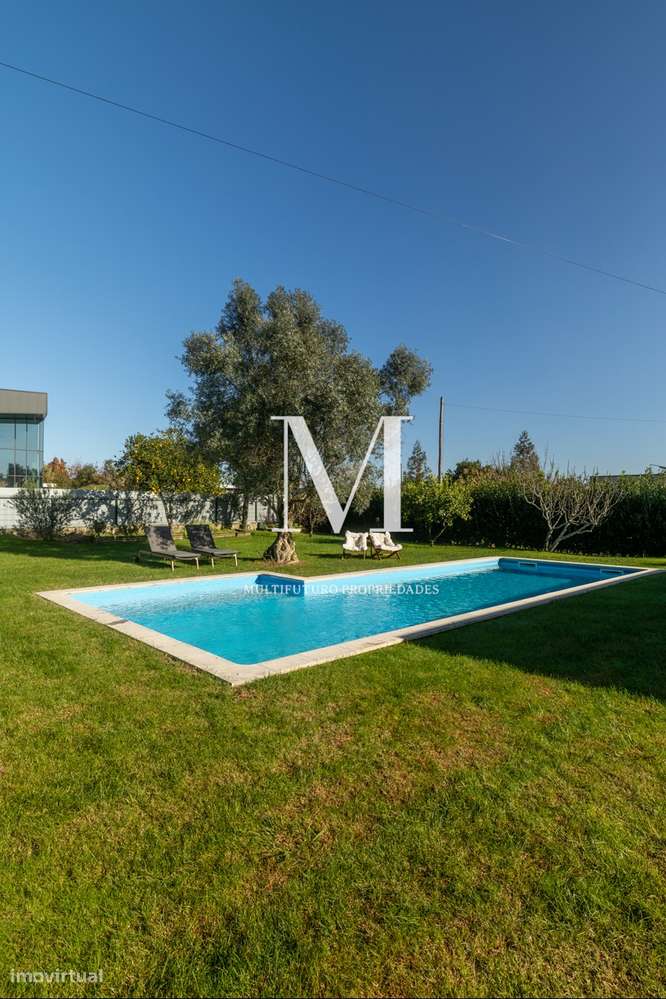 Famalicão | Propriedade T3+1 Térrea | 1.500 m² | Piscina | Jardim | LU-31