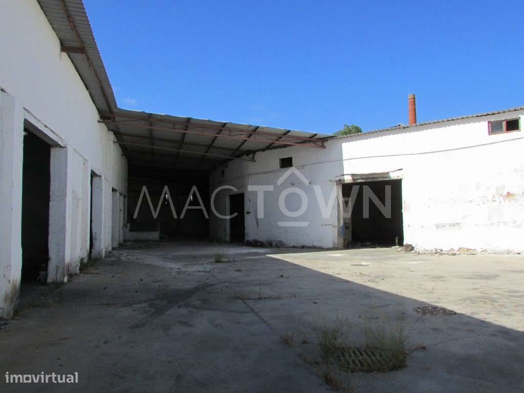 Amplo armazém junto ao Braço de Prata - Grande imagem: 2/6