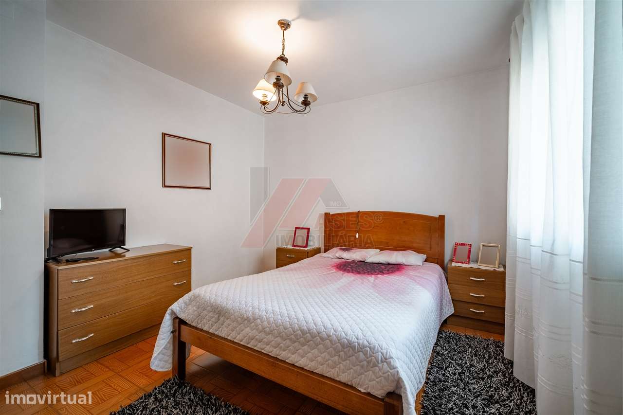 Moradia Espaçosa com 3 Habitações Independentes, Garagens e Terreno –-32