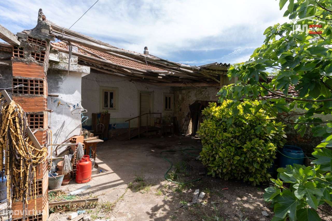 Moradia T3 para reconstrução em Crespos, S. Mamede-4