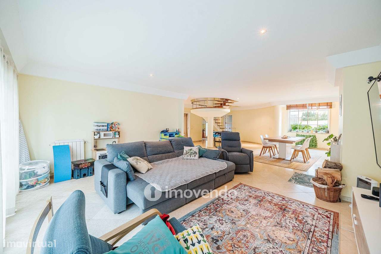 Moradia T5+2 com garagem, em condomínio com piscina, em Murches-5