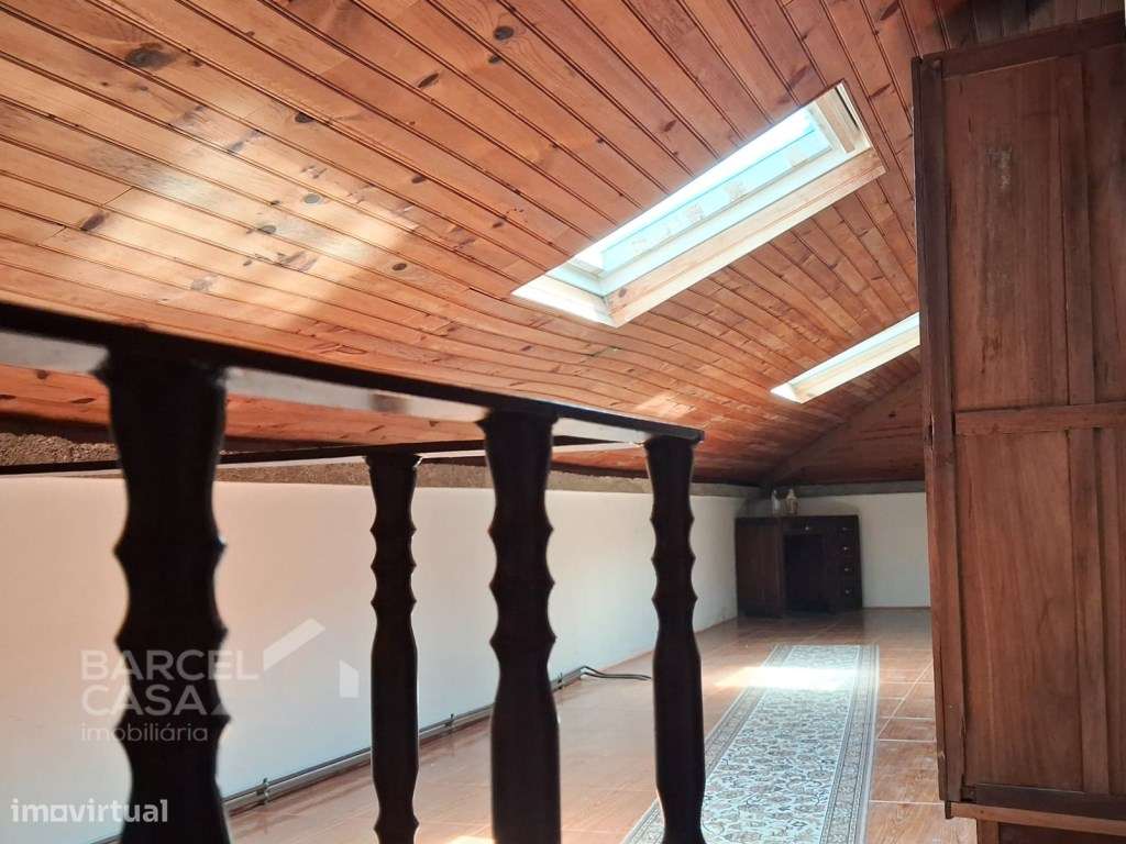 Oportunidade em Mujães: Moradia Térrea T3 com Potencial-8