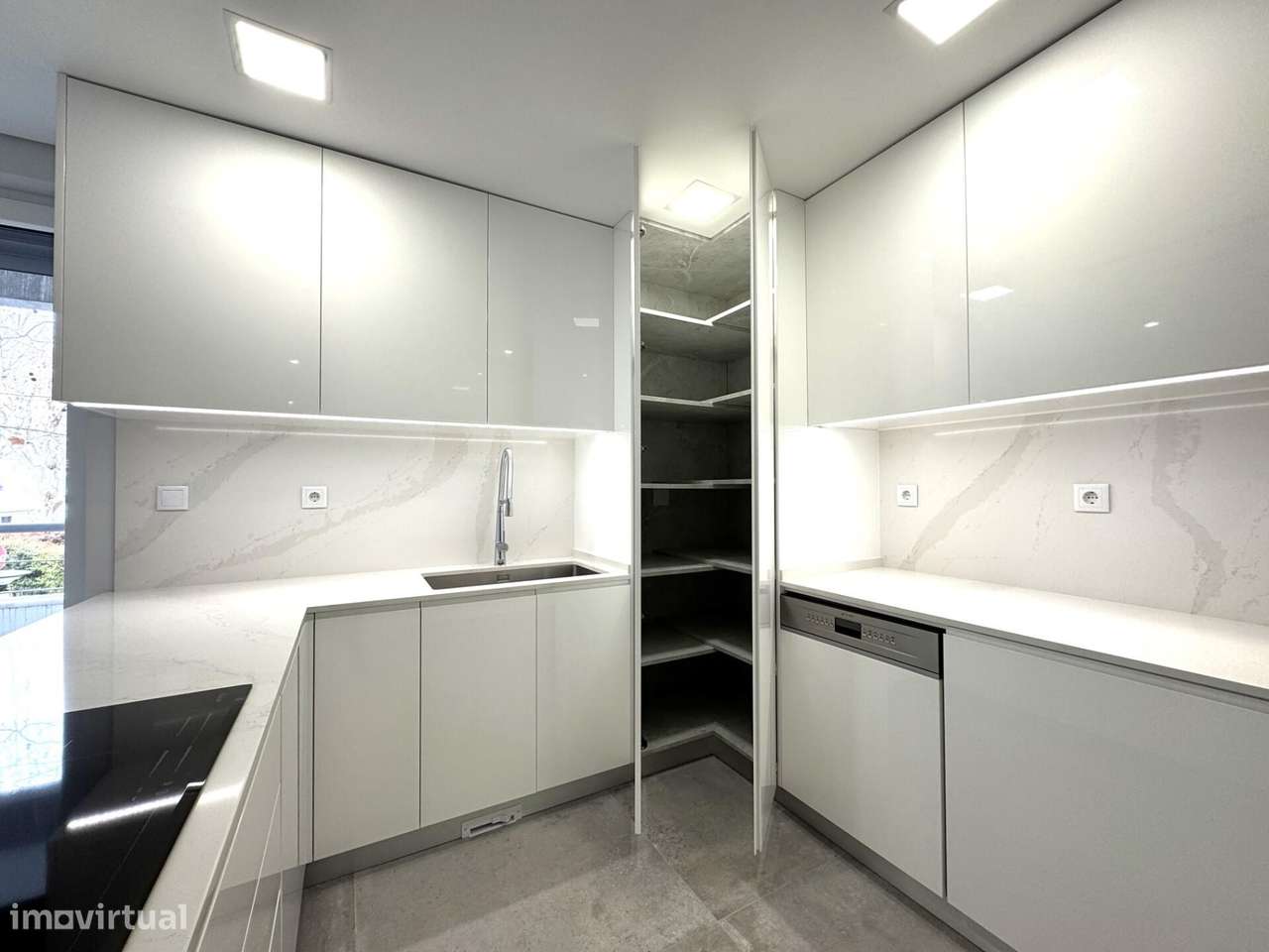 Apartamento T3 novo com estacionamento no centro de Carcavelos-17