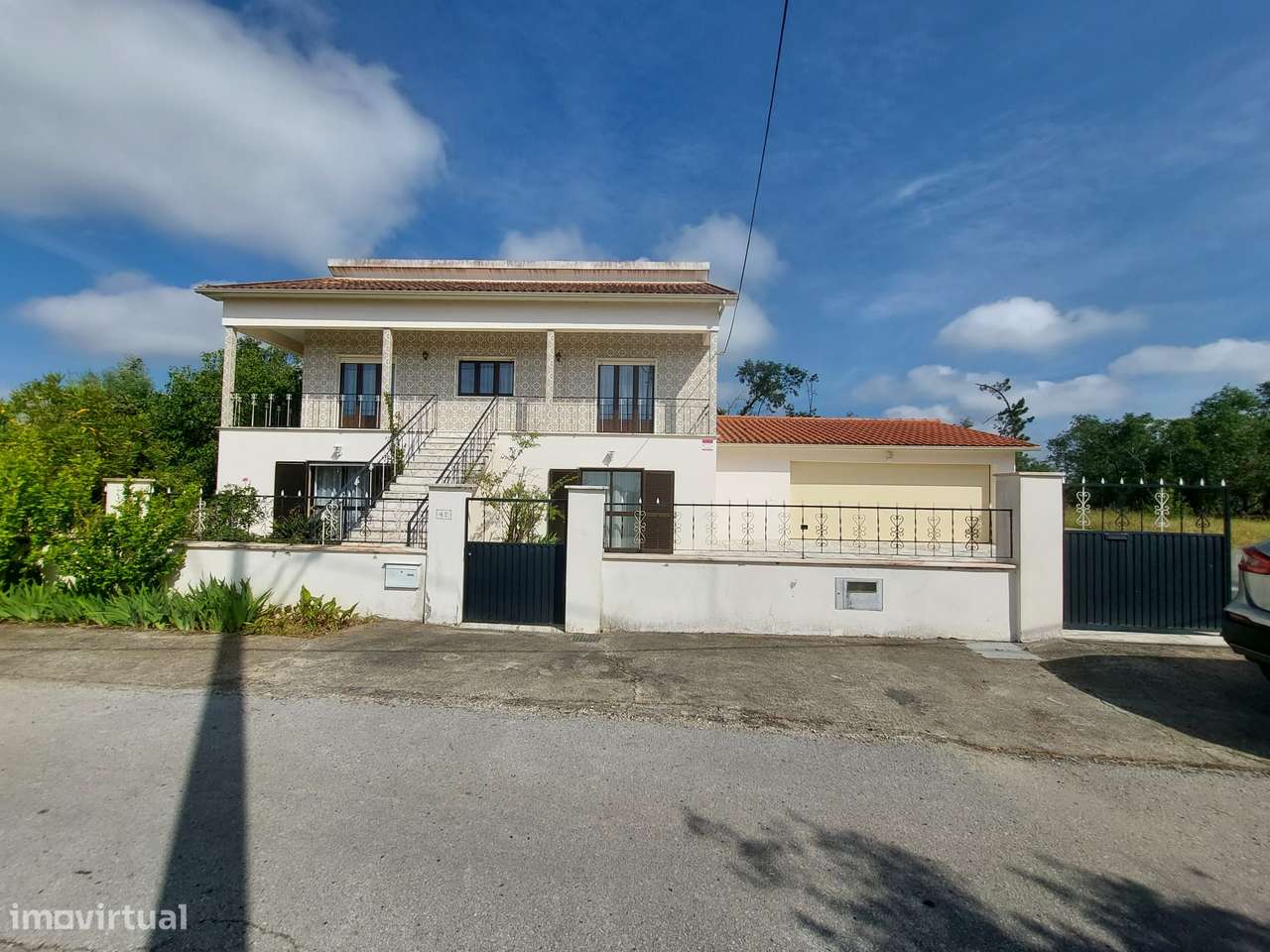 Moradia T3 isolada com jardim, terraço e garagem-3