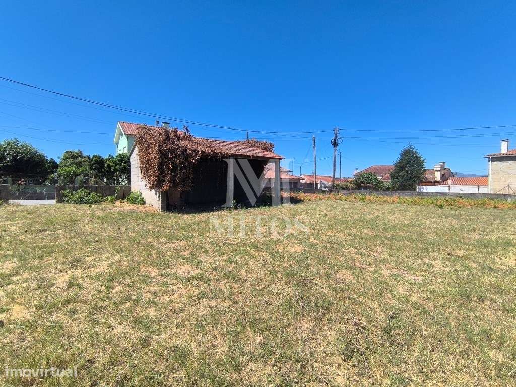 Terreno em zona de construção para venda em Arão - Valença-1