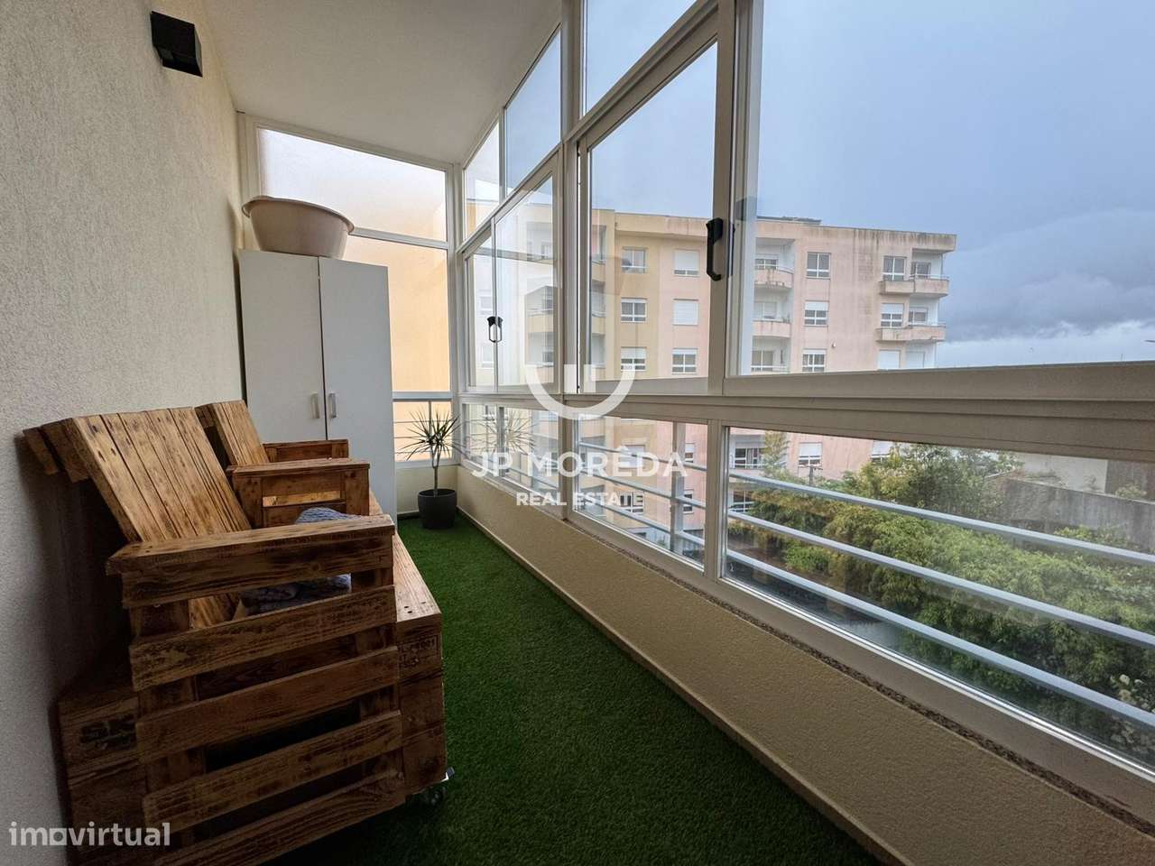 T2 com varanda, garagem e elevador no centro de Santo Tirso-12