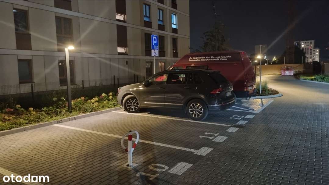 Bemowo Człuchowska - miejsce postojowe za szlabanem