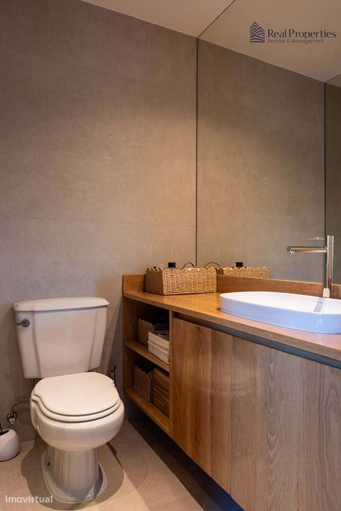 Elegante Moradia T3 Renovada com Vistas Panorâmicas em Alvor-36