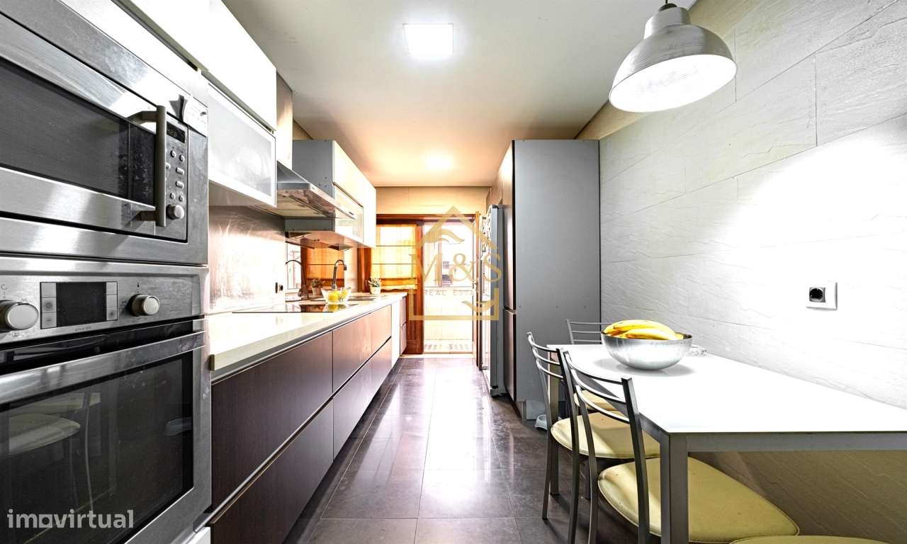 Apartamento T4 Remodelado, Terraço com 100m2,a 500Mts do Metro - Porto-4