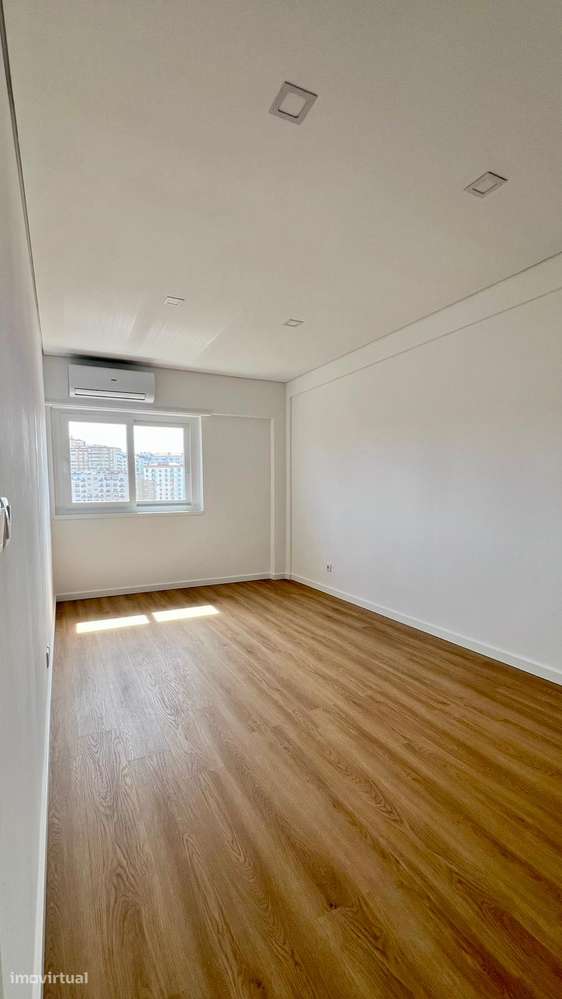 Apartamento T3+1 Duplex | 154 m² | Totalmente Remodelado | Queluz-5
