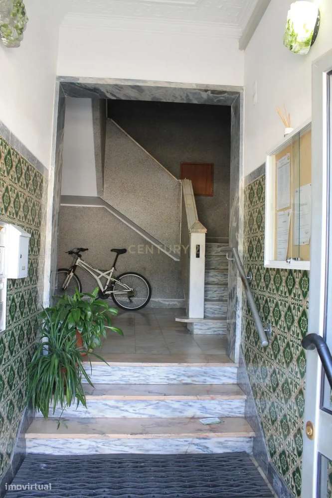 Apartamento T2 em Amora, Seixal - Oportunidade Única!-1