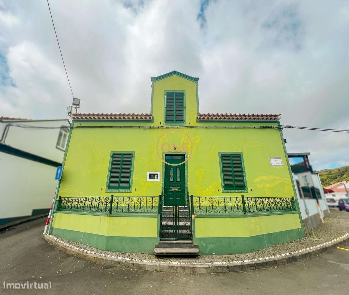 Moradia V4+ com pátio e enorme potencial no centro de Água de Pau – - Grande imagem: 2/26