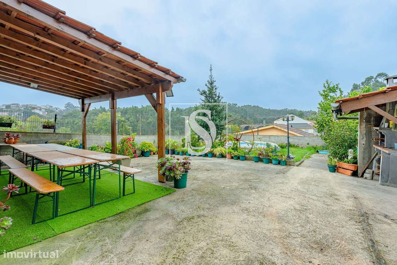 Charmosa Moradia T4 Remodelada com Jardim - Grande imagem: 4/37