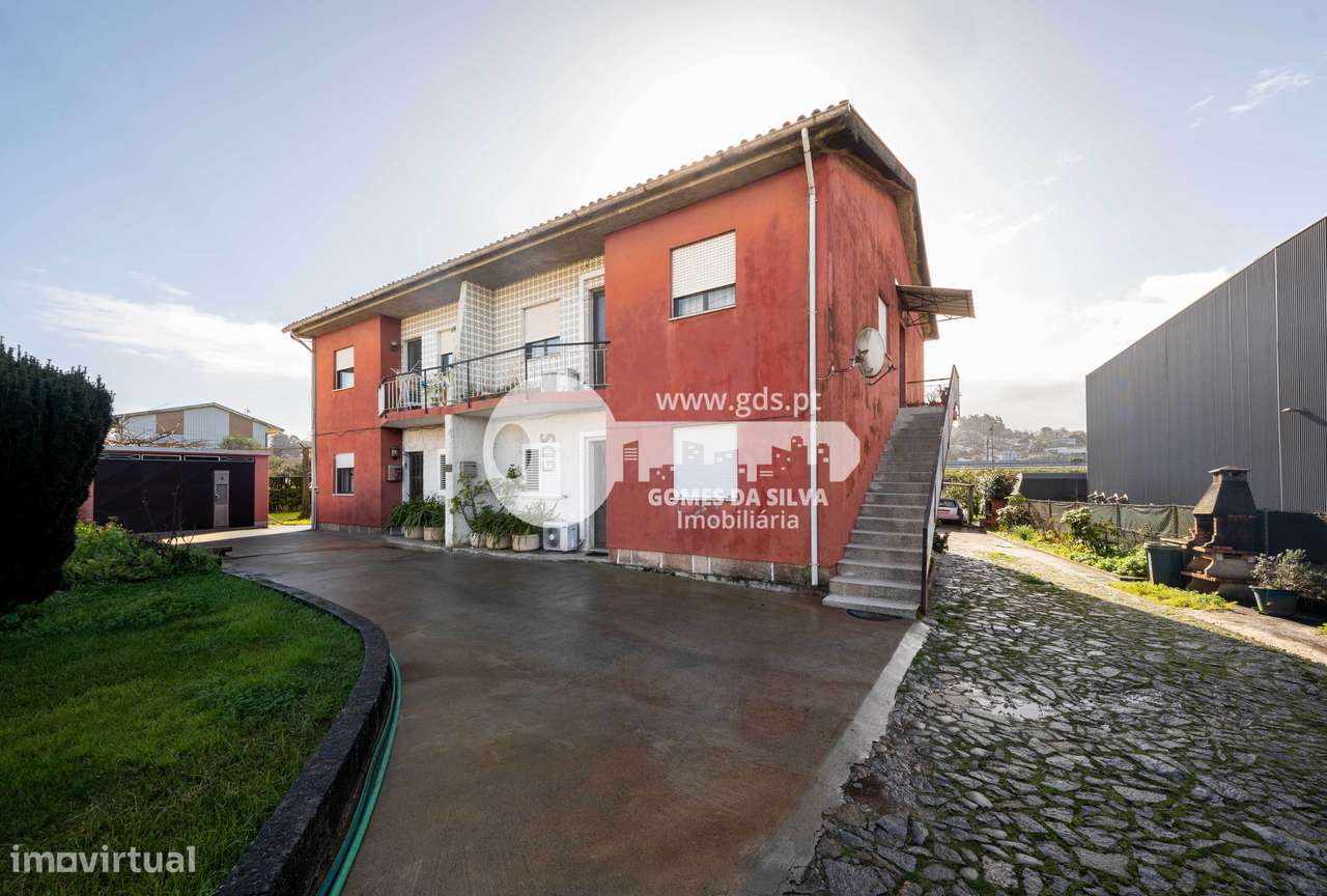 Prédio / Moradia com quatro habitações em Sequeira, Braga-0