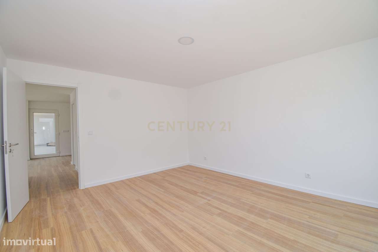 Moradia T4 de Arquitetura Moderna e Sustentável em Famões - Casal do R-33