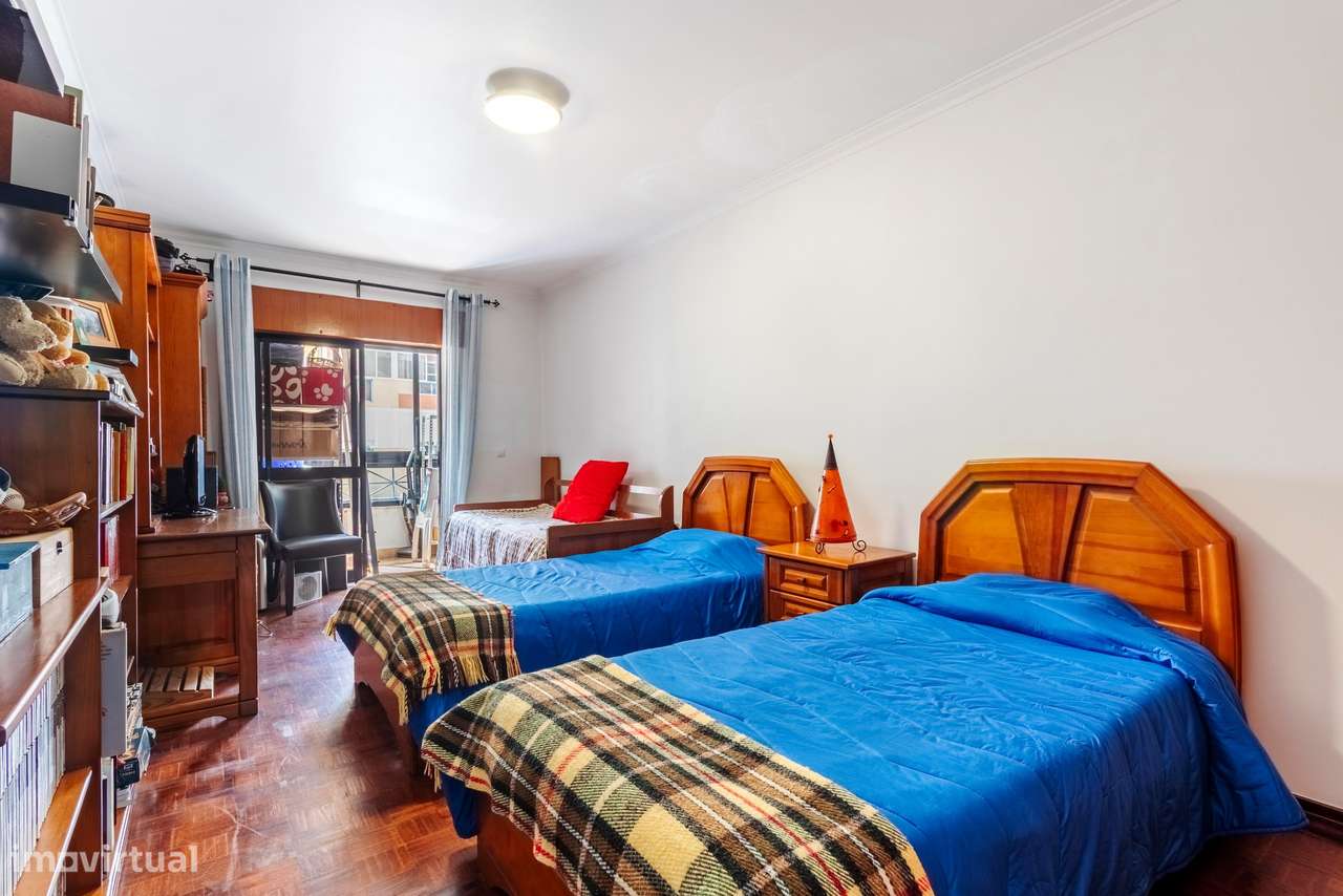 Apartamento T2 c/ 2 Lugares de Estacionamento e Terraço c/ 30m2 em Mem-32