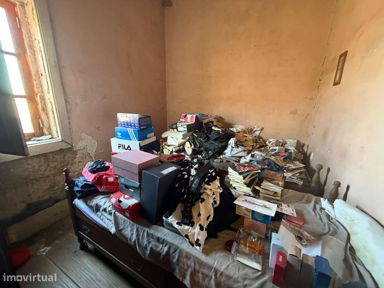 Prédio | 23 Divisões | Garagem 2 Carros | Quintal 90m2 | Rio Tinto-34