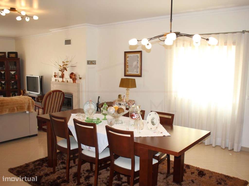 Moradia T5 com grandes áreas em zona muito tranquila de Rio Maior-25