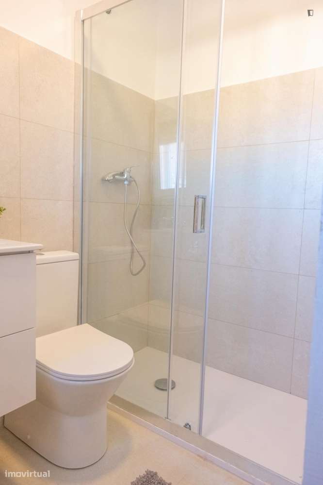 Quarto - localizado em Roma-Areeiro Lisbon - Grande imagem: 4/12