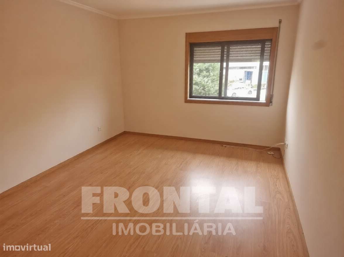 Apartamento T2 à Circunvalação | Junto à estação de recolha da STCP - Grande imagem: 4/13
