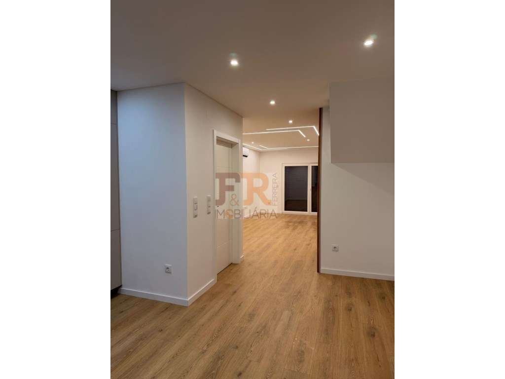 Moradia Geminada Gaveto T3 com Garagem Quinta do Conde-8