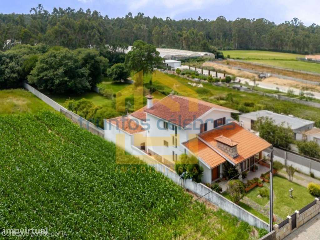 Moradia T4 de 4 Frentes Renovada inserida num lote de 1450m2 | Laún...-46