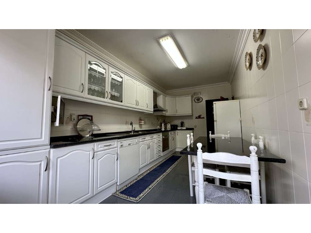 Moradia T5 com Sótão, Jardim Privado e Churrasqueira - Carnaxide-9