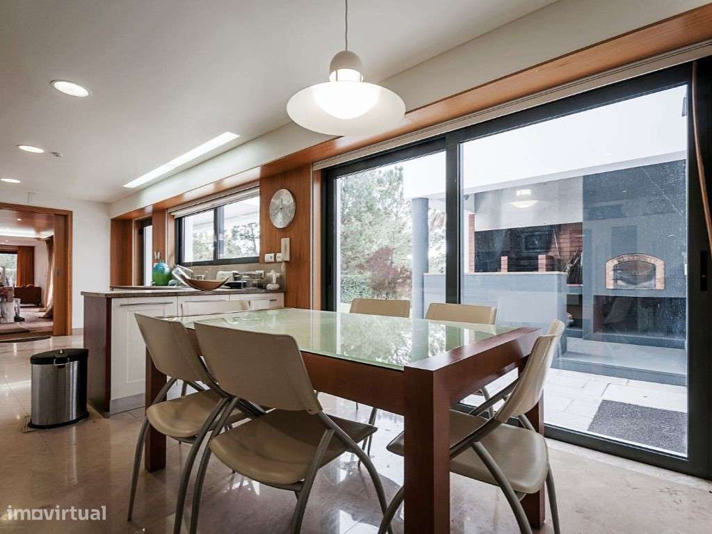 Moradia T5 com jardim e piscina situada na Urbanização Soltroia - Grande imagem: 4/60