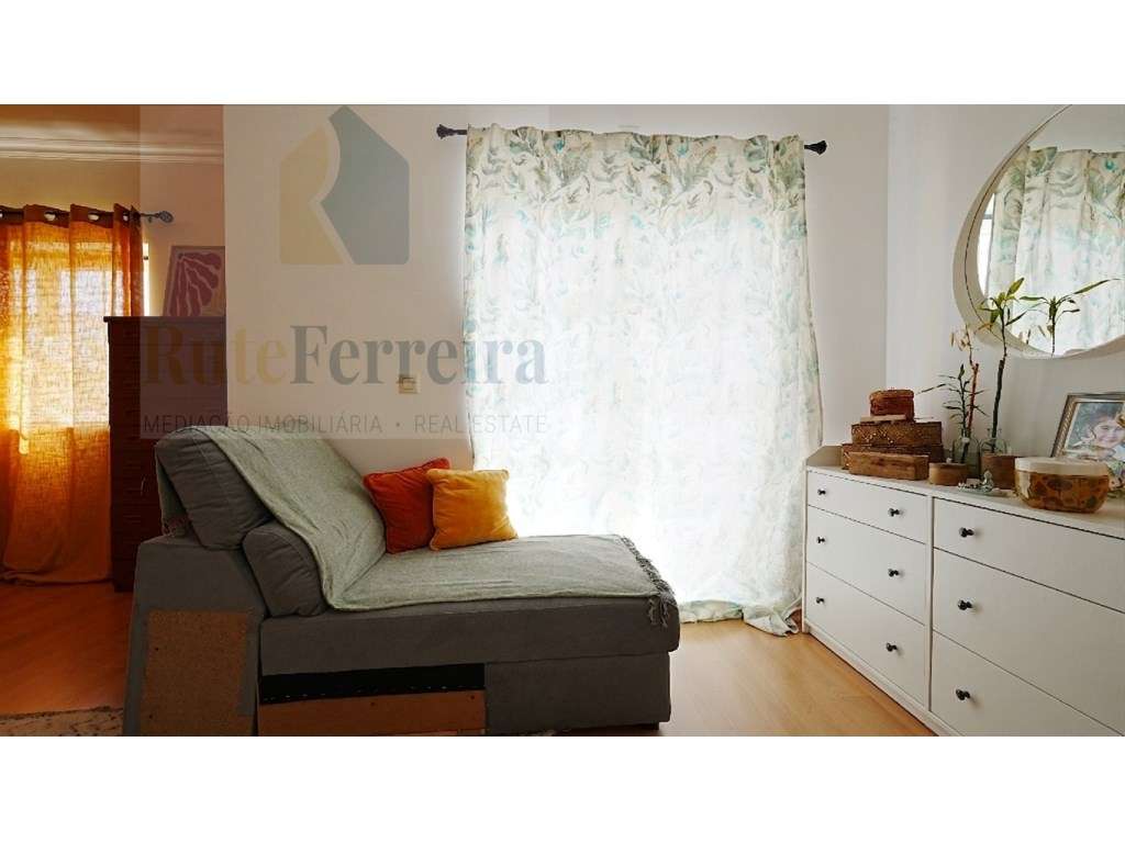 Moradia T3 localizada em São Pedro da Cadeira com jardim-18