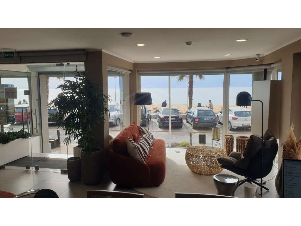 Loja rés-do-chão com duas frentes na primeira linha da Praia da Qua... - Grande imagem: 5/16