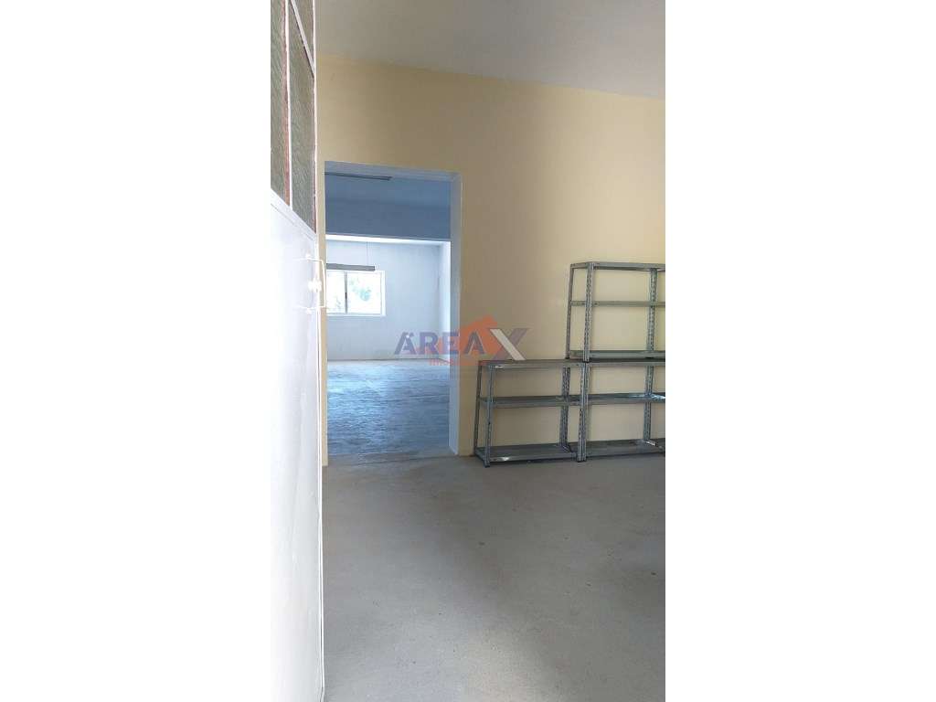 Armazém a 2km do centro da cidade. Próximo do acesso ao IC2. - Grande imagem: 5/10