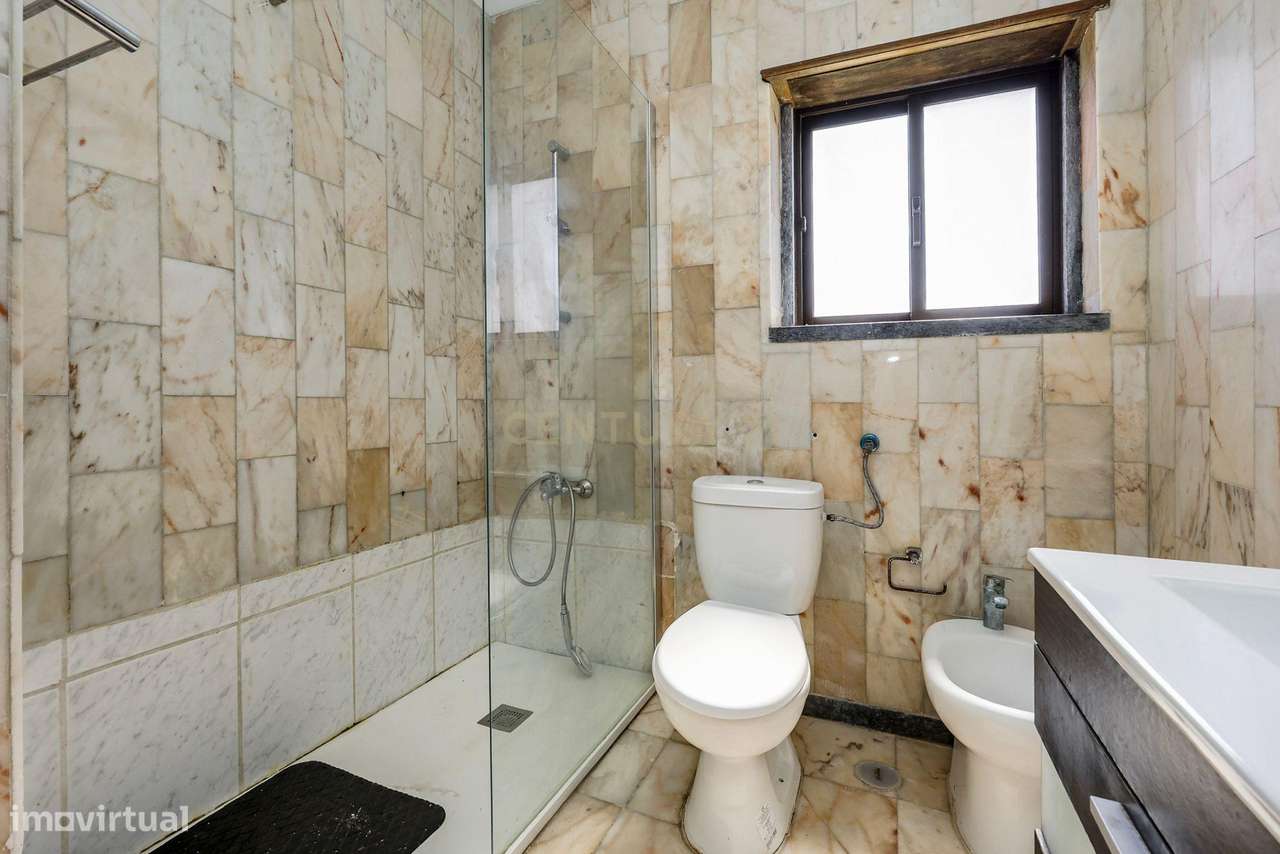 Moradia com Terreno Amplo e Vista Mar na Carvoeira-49