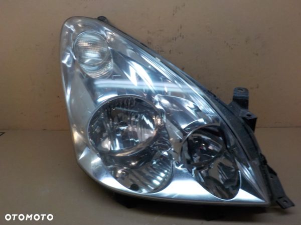 TOYOTA COROLLA VERSO LAMPA PRAWY PRZÓD UK - 1