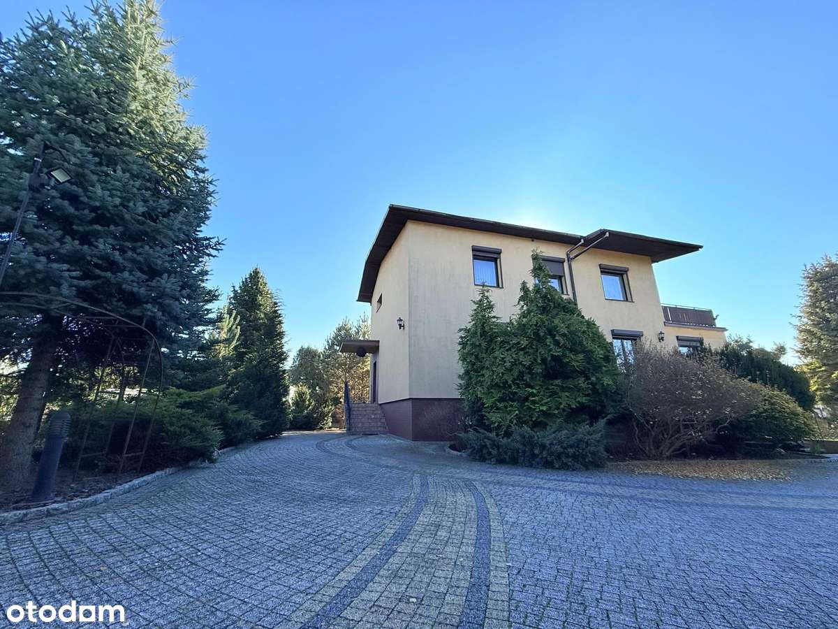 Klimatyczny dom z basenem i salą bilardową-3