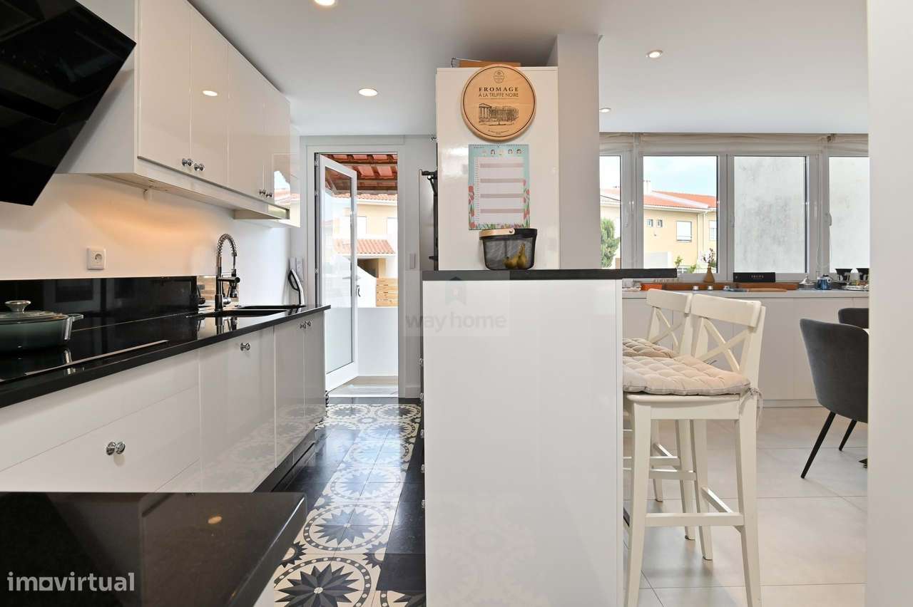 Moradia T3+1 | Sotão e Cave | Remodelada | Pátio Exterior | Amoreira |-4