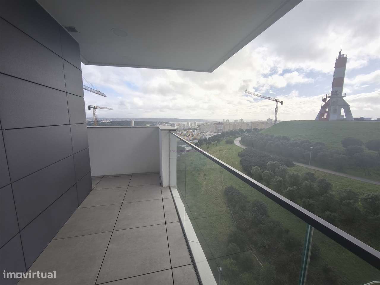 Elegância e Conforto em Carnaxide: T2 com Varandas, 2 Lugares de Garag-7