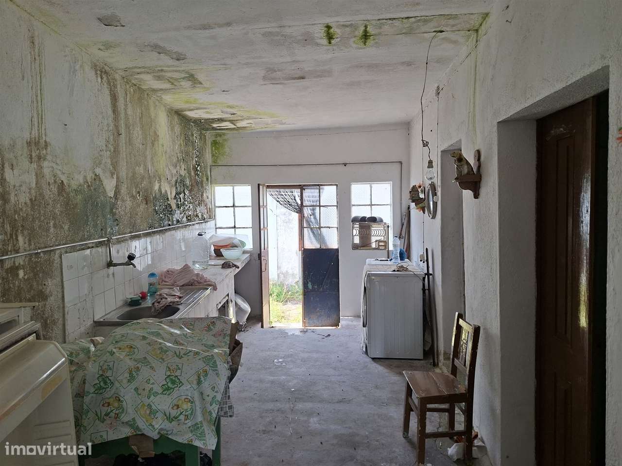 Propriedade Única com 2 Casas para Recuperação e Terreno de 2,6 Hectar-25