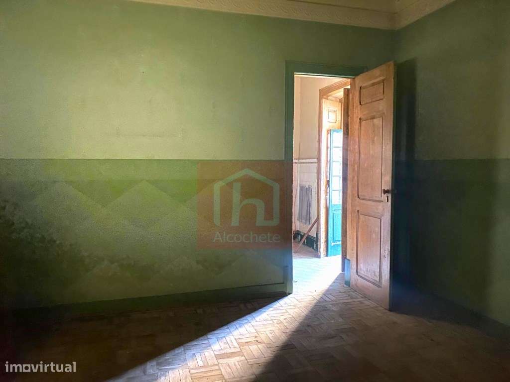 Prédio de 2 pisos para recuperar com logradouro no centro do Montijo-3