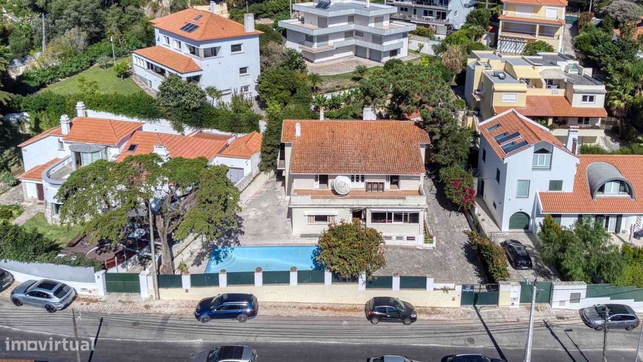 Moradia para recuperar no centro do Estoril, com piscina e vista mar - Grande imagem: 3/49