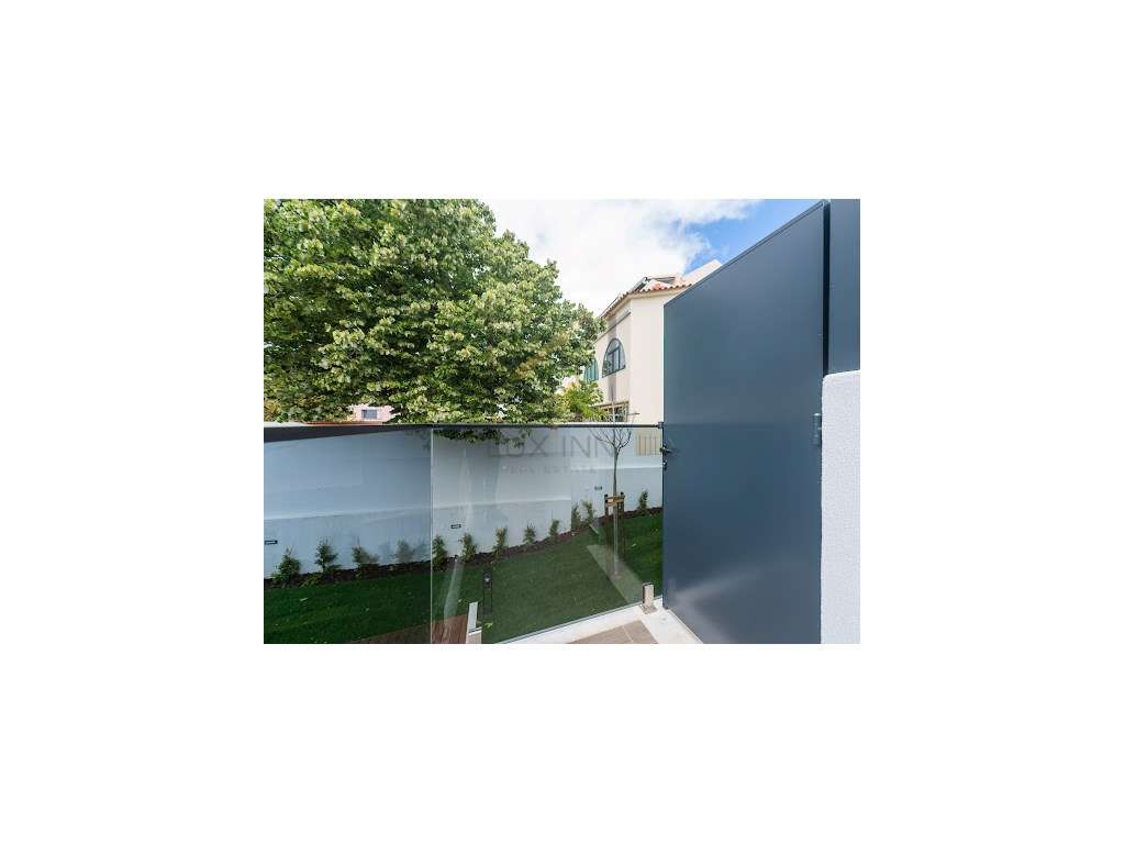 Moradia de Luxo T4 , São Pedro Do Estoril, com Piscina e Garagem-14