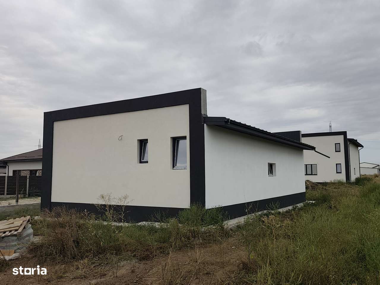 FARA COMISION Sabareni casa mare 3 camere 2 bai beci PARTER placa 500m-3