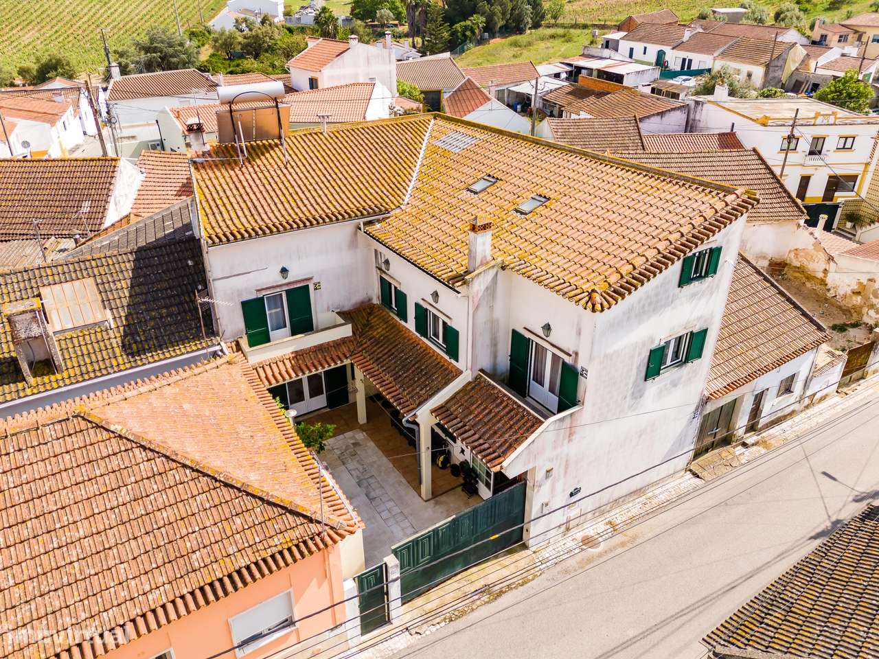 Moradia T4 | áreas generosas | espaço exterior | sótão-41
