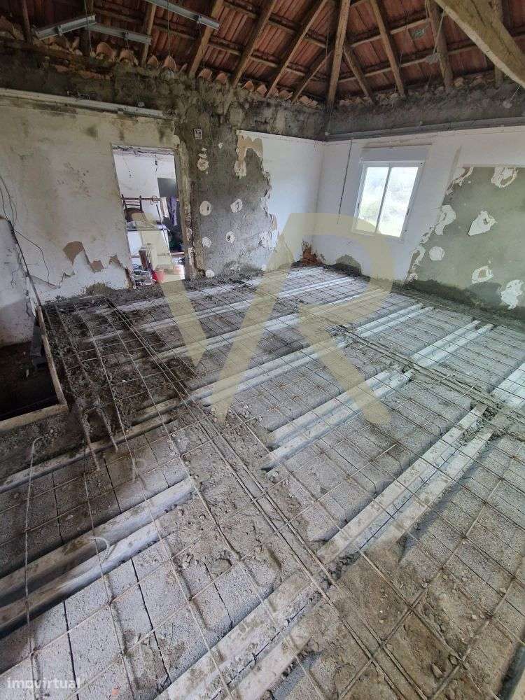 Moradia para Remodelação com Terreno Generoso em Ourém-18