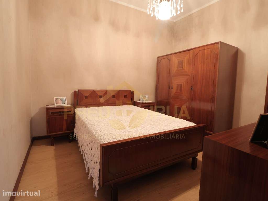 EXCELENTE MORADIA TERREA COM TERRENO E ANEXOS ARCOZELO-19