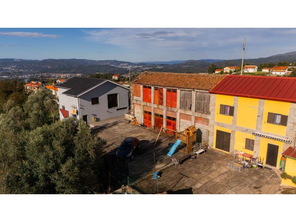 Terreno com Potencial para 1 ou 2 Habitações e excelente localização.-9